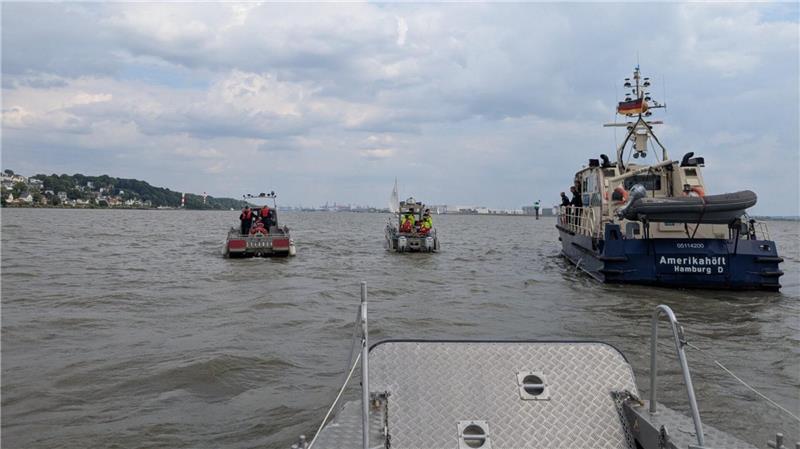 Segeljacht treibt manövrierunfähig auf der Elbe Die Retter im Einsatz auf der Elbe.