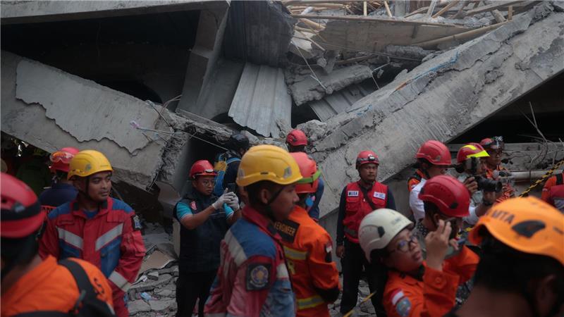 Die Retter mussten lange mit bloßen Händen graben, um keine Überlebenden zu gefährden.