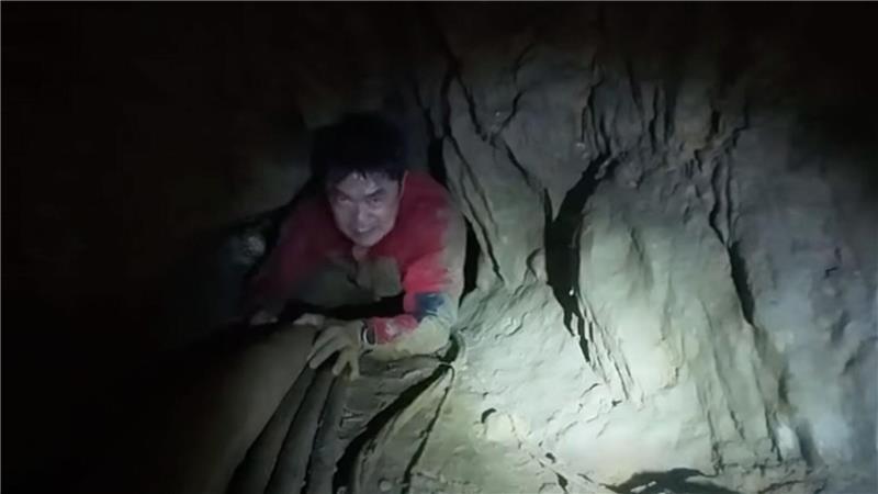 Die Retter mussten sich durch extrem enge Tunnel kämpfen.