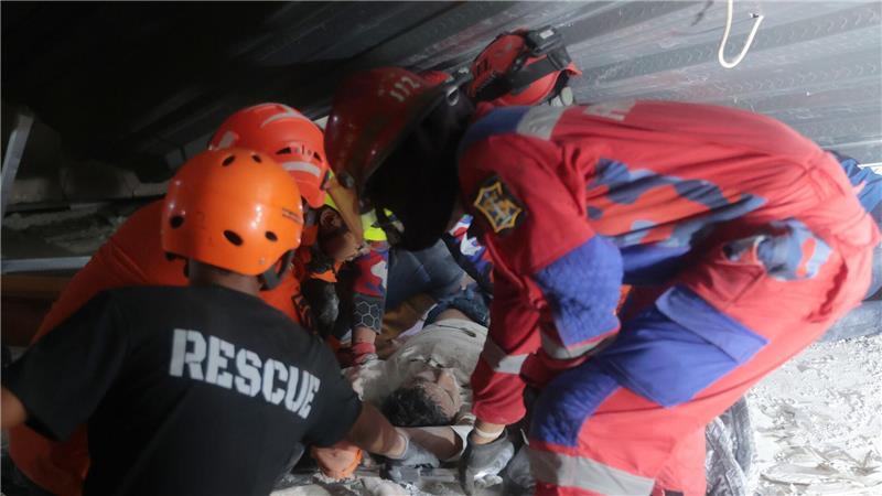 Die Retter suchten fieberhaft unter den Trümmern nach Überlebenden.