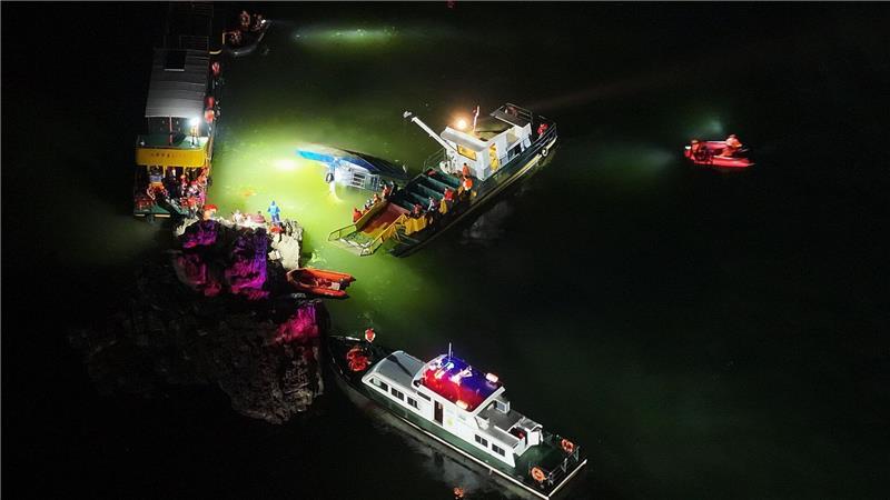 Die Retter waren bis in die Nacht hinein im Einsatz.