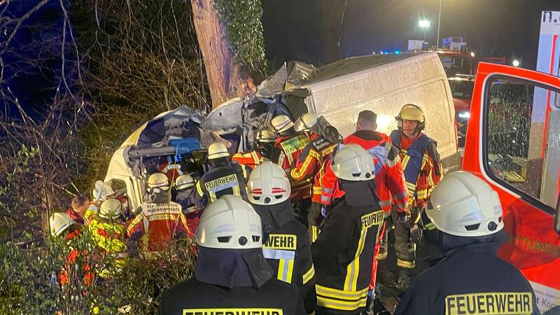 Schwierige Rettungsaktion am Hang: 19-Jähriger in Kleinlaster eingeklemmt Die Rettung des 19-Jährigen gestaltete sich schwierig.