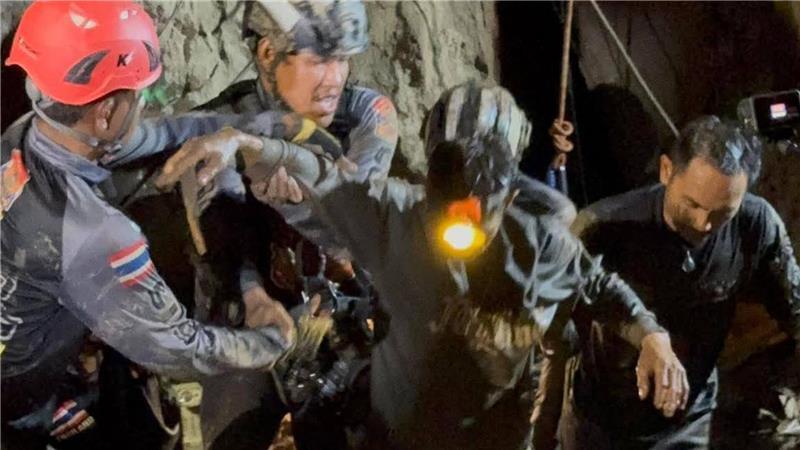 Nach erstem Erfolg: Vier Männer warten noch in Laos-Höhle Die Rettung des Mannes war extrem kompliziert.