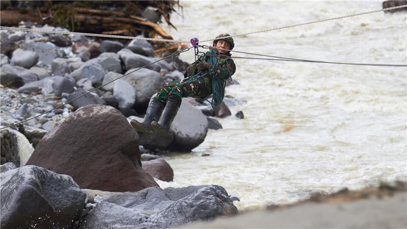 Die Rettungsarbeiten kommen nur schleppend voran.