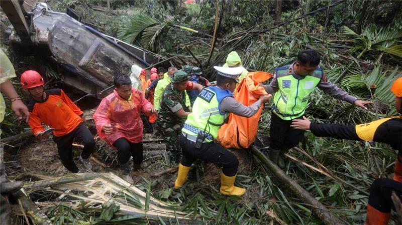 Nach Starkregen: 23 Tote bei Erdrutschen auf Sumatra Die Rettungsarbeiten waren wegen der Wetterbedingungen sehr schwierig.