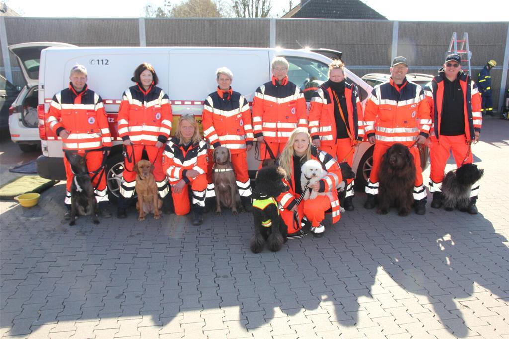Die Rettungshundestaffel Niederelbe war mit insgesamt neun Vierbeinern in Drocht...