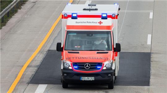 Die Rettungskräfte brachten den Mann in ein Krankenhaus. (Symbolbild)