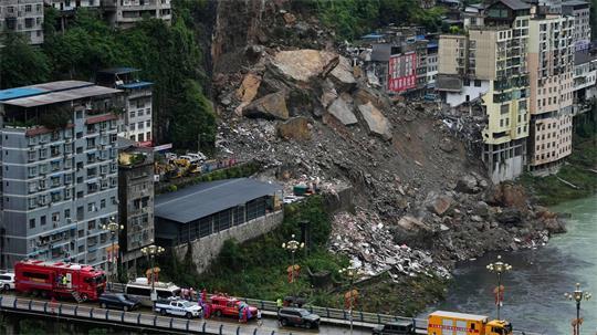 Die Rettungskräfte hatten zuletzt einen vermissten Kleinbus in den Trümmern entdeckt. (Archivbild) 