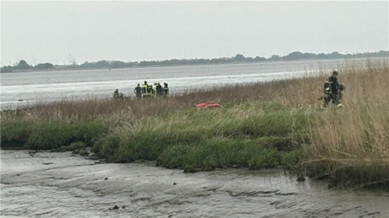 Die Rettungskräfte holen den Senioren durch den Schlick ans Land.