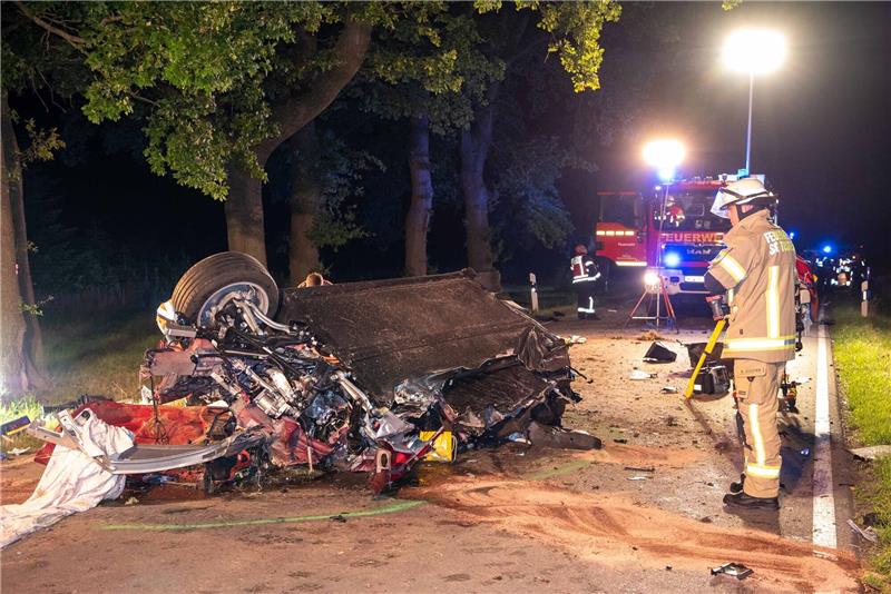 Tödlicher Unfall bei Tostedt: Tesla in zwei Teile gerissen Die Rettungskräfte konnten den Fahrer nur noch tot bergen. Fotos: JOTO