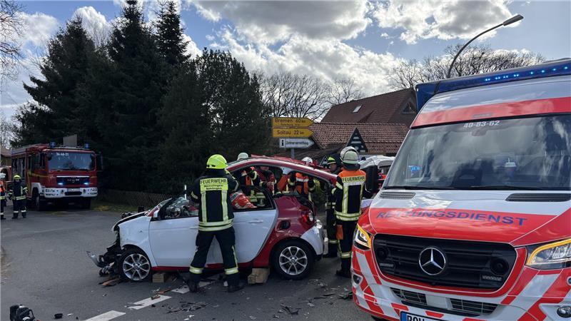 Die Rettungskräfte mussten das Dach des Smarts entfernen.