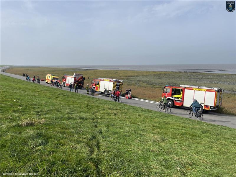 Großalarm: Völlig erschöpfter Mann versinkt im Watt – Flut kommt Die Rettungskräfte positionierten sich am Deich, wo auch der Hubschrauber landete. Foto: Freiwillige Feuerwehr Norddeich