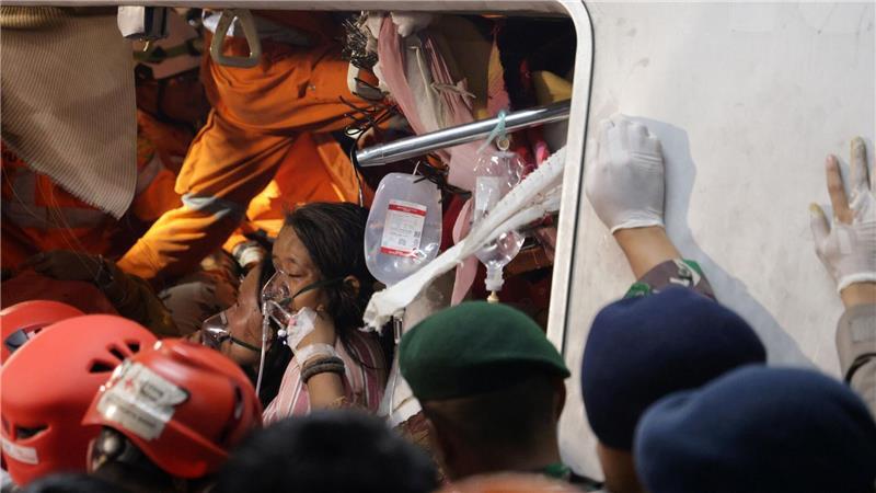 Zahl der Toten bei Zugunglück in Indonesien steigt Die Rettungskräfte waren viele Stunden im Einsatz.