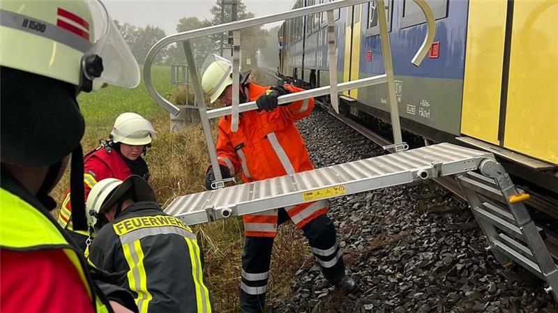 Die Rettungsplattform wird vor einer Tür der EVB-Bahn in Stellung gebracht.