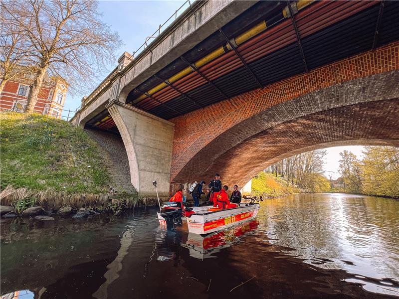 Eine Tonne Müll aus Stader Burggraben gefischt Die Rettungsstaffel der DLRG war mit Tauchern unterwegs. Foto: Christian Boldt