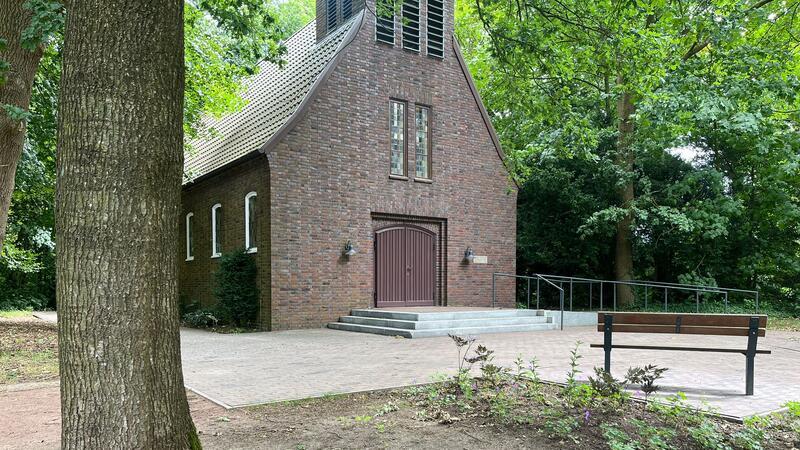 So sieht Agathenburgs neuer Friedhof aus Die Ria-zum-Felde-Gedächtniskapelle mit der neu verlegten Pflasterung sowie der barrierefreien Rampe.