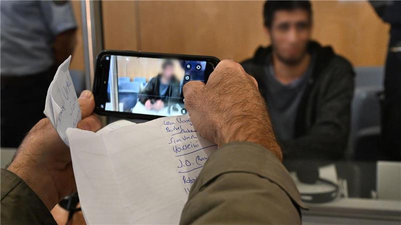 Die Richter verurteilten den Syrer zu lebenslanger Haft, stellten die besondere Schwere seiner Schuld fest und ordneten die anschließende Sicherungsverwahrung an. 