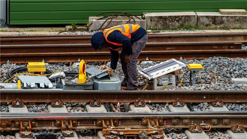 Marodes Schienennetz: Sanierungen könnten länger dauern Die Riedbahn ist die erste sanierte Strecke im Rahmen der sogenannten Generalsanierung. (Archivbild)
