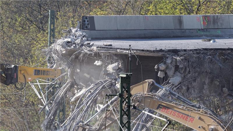Die Ringbahnbrücke im Westen Berlins war Mitte März aus Sicherheitsgründen kurzfristig komplett gesperrt und dann abgerissen worden. (Archivfoto)