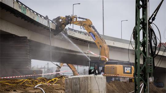 Die Ringbahnbrücke in Berlin trug täglich sehr viel Verkehr. (Archivbild)