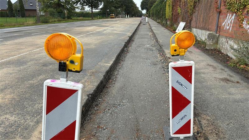 Die Rinne zwischen Fahrbahn und Fußweg an der B73 in Horneburg.