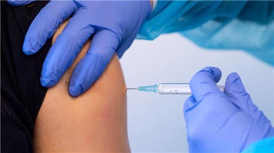 Die Risiken einer Corona-Impfung sind nach wissenschaftlicher Einschätzung deutlich geringer als die Risiken einer Corona-Infektion. (Symbolbild)