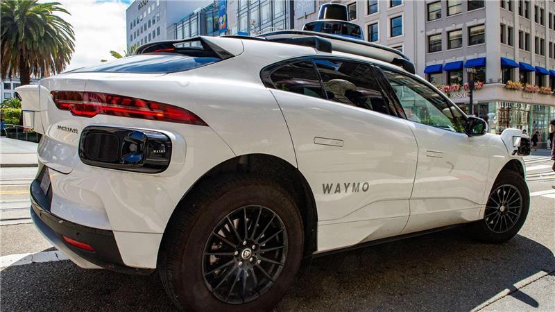 Die Robotaxis von Waymo gehören in San Francisco zum Stadtbild. (Archivbild)