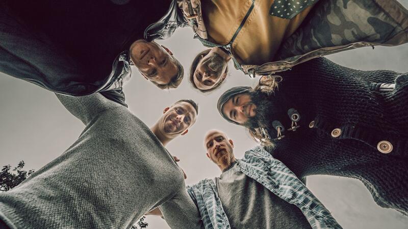 Die Rockband Kellerstudio aus Harsefeld spielt in der Kurmuschel im Wingster Kurpark.