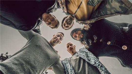 Die Rockband Kellerstudio aus Harsefeld spielt in der Kurmuschel im Wingster Kurpark.