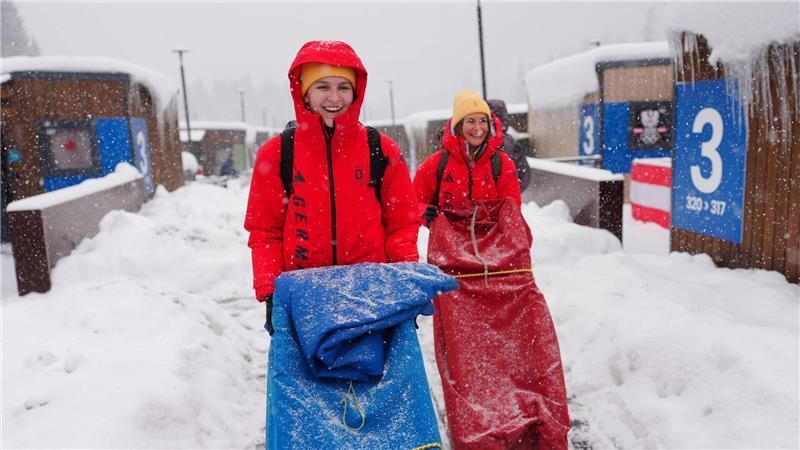 Die Rodlerinnen Julia Taubitz (r) und Merle Fräbel gehören zu den deutschen Medaillenkandidaten.