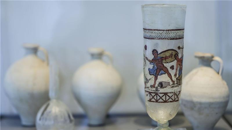 Die Römer produzierten viele Gegenstände aus Glas, Silber und Eisen. Die Gewinnung und Verarbeitung dieser Rohstoffe war energieintensiv.