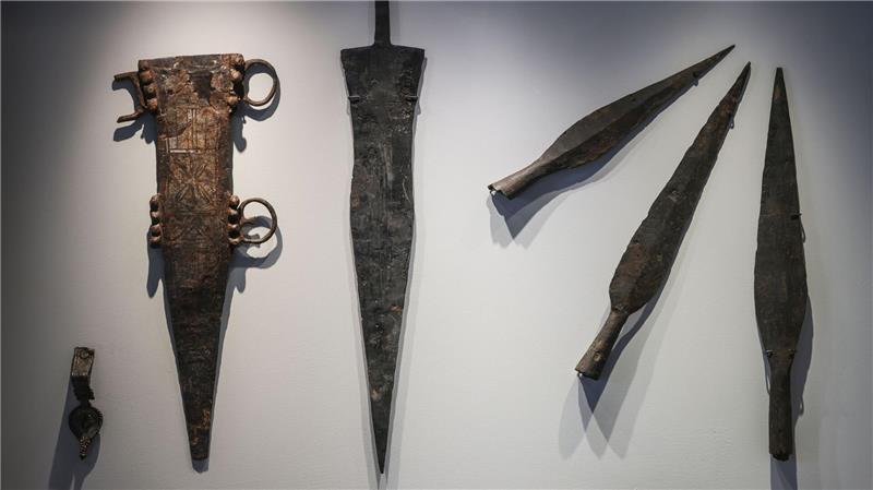 Die Römer reservierten schätzungsweise 80 Prozent der staatlichen Einkünfte für das Militär. Die Ausrüstung der römischen Legionen erforderte eine Rohstoffausbeutung in bisher nie da gewesem Ausmaß. 