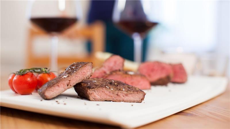 Perfekte Paarungen: Warum ein Rotwein auch zu Fisch passt Die Röstaromen von gebratenem oder gegrilltem Steak harmonieren besonders gut mit Rotwein.