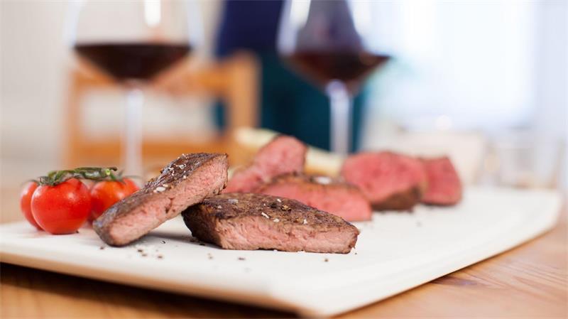Perfekte Paarungen: Warum ein Rotwein auch zu Fisch passt Die Röstaromen von gebratenem oder gegrilltem Steak harmonieren besonders gut mit Rotwein.