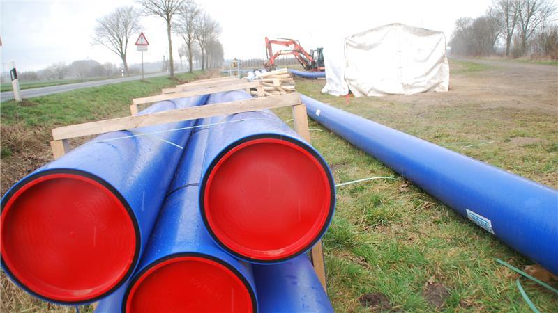 Die Rohre vom Trinkwasserverband liegen zur Verlegung an der L 130 bereit.