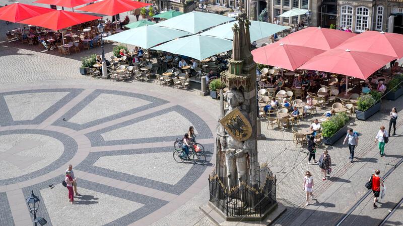 20 Jahre Welterbe Bremen – Von einer geheimen Bar bis zur Schatzkammer Die Rolandstatue auf dem Marktplatz. Das Bremer Rathaus und die Rolandstatue von Anfang des 15. Jahrhunderts sind seit 20 Jahren UNESCO-Welterbe.