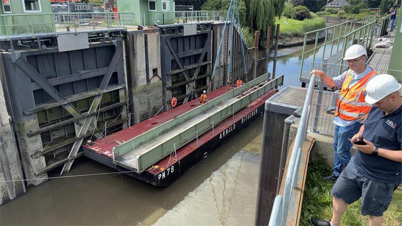 Alte Rollbrücke am Haken: So liefen die Arbeiten über der Este Die Rollbrücke liegt auf dem Schwimmponton.