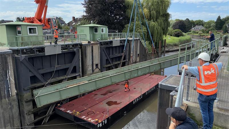 Alte Rollbrücke am Haken: So liefen die Arbeiten über der Este Die Rollbrücke wird auf den Ponton verladen.