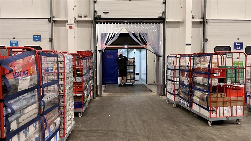 Die Rollcontainer stehen fertig beladen in der Wartezone. Von dort schiebt Andreas Morawietz sie in den angedockten Lkw.