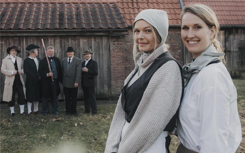 Die Rollen der jungen „Anna aus Blumenthal“ spielen auf der Bühne der Oste-Saga Denise Volkens (links) und Amelie Markull bei jeweils drei Aufführungen.