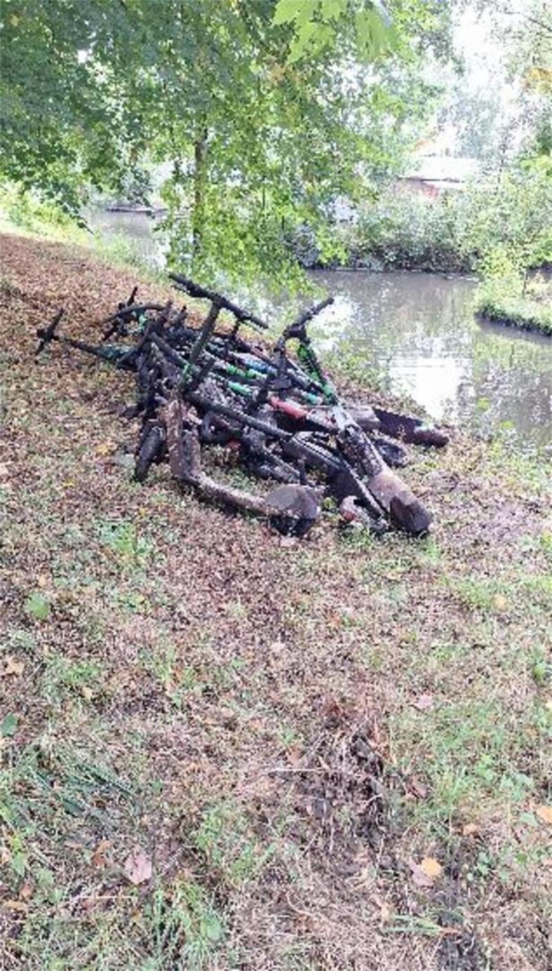 Die Roller lagen vermutlich schon monate- oder jahrelang auf dem Grund der Kleinen Wümme.