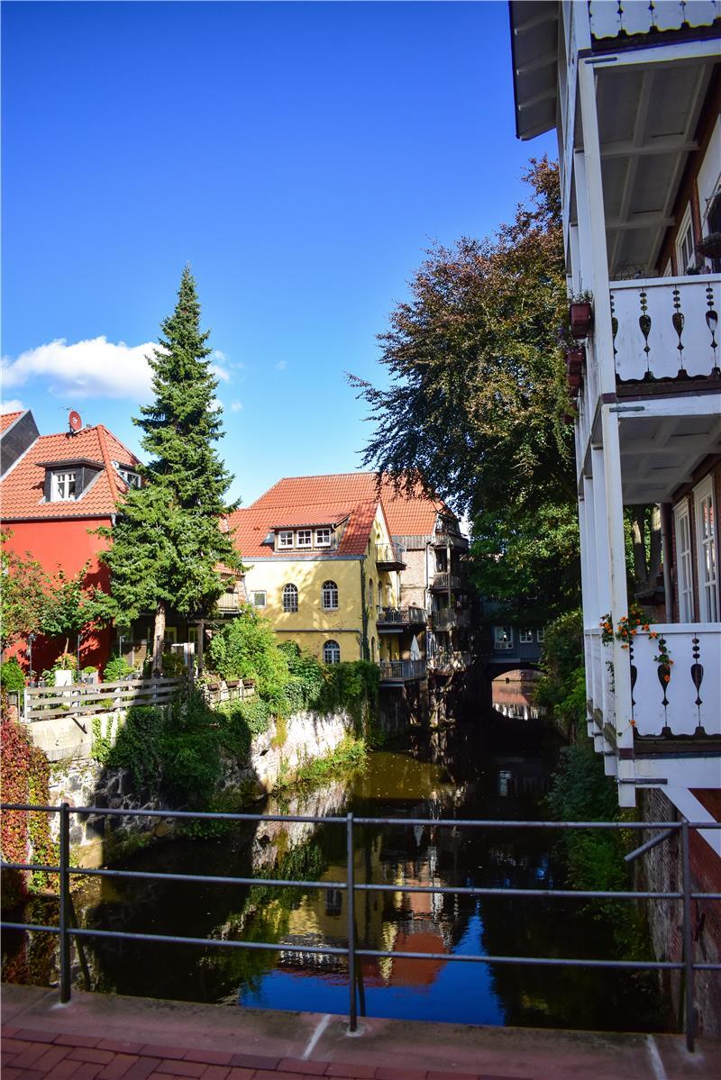 Blick auf die Schwinge und Wohnhäuser an der Rosenstraße.