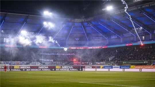 Die Rostocker Fans zünden Pyrotechnik als Protest gegen die DFL.