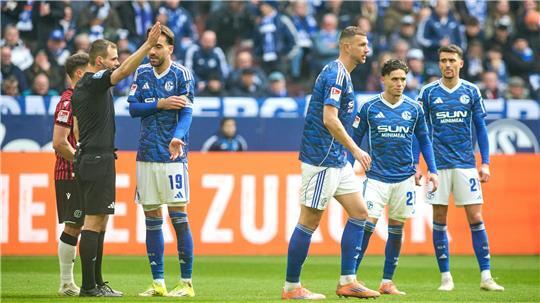 Die Rote Karte für Dzeko in der 52. Minute war für Schalke der Anfang vom Ende: Sie verspielten anschließend eine 2:0-Führung. 