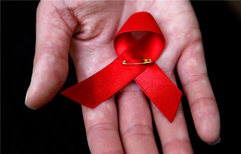 Die Rote Schleife als Symbol der Solidarität mit Betroffenen gibt es seit 1991, erdacht von einer Künstlergruppe in New York.