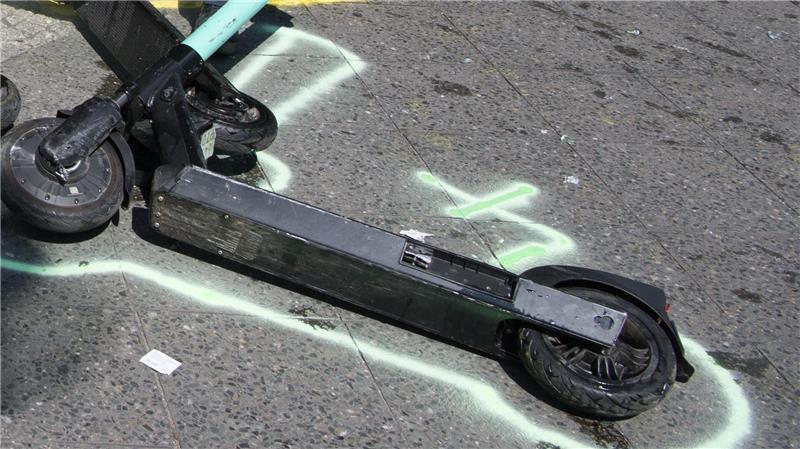 Die Rotenburger Polizei hat einen E-Scooterfahrer bei der Fahrt am Handy ertappt. Der Mann flüchtete. (Symbolbild)