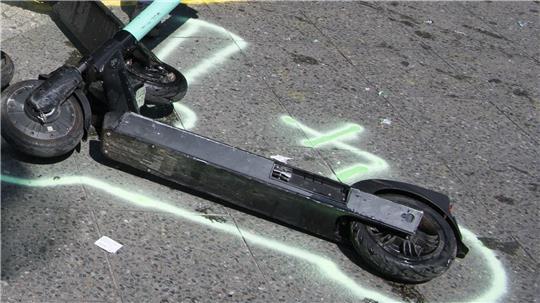 Die Rotenburger Polizei hat einen E-Scooterfahrer bei der Fahrt am Handy ertappt. Der Mann flüchtete. (Symbolbild)