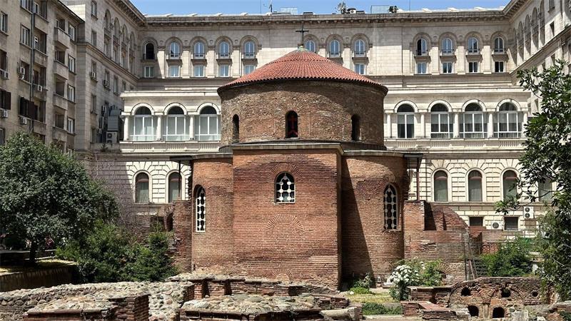 Bulgarien sucht die Superstadt: ESC in Burgas oder Sofia? Die Rotunde des Heiligen Georg ist eine frühchristliche Kirche aus dem 4. Jahrhundert und liegt im Innenhof zwischen dem Hotel Sofia Balkan Palace und dem Präsidentensitz.