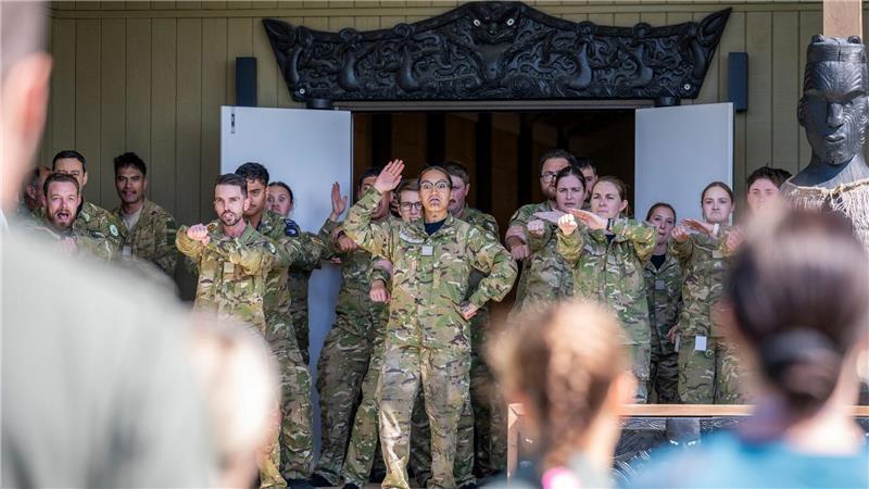 „Von A bis Z atemberaubend“: Mit der Luftwaffe in Neuseeland Die Royal New Zealand Air Force begrüßte die Mitglieder der Luftwaffe mit einem traditionellen Tanz. (Handout)