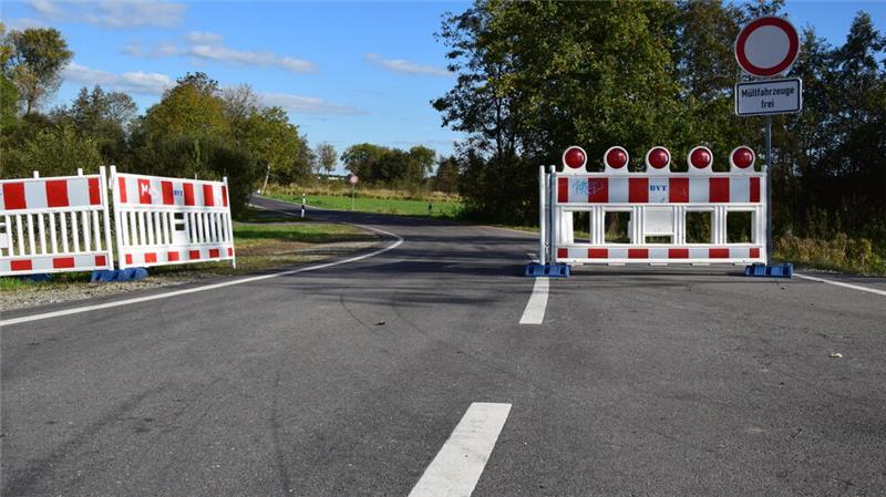Die Rübker Straße (K40) in Buxtehude ist noch voll gesperrt. Das Schlupfloch zwischen den Baustellenbaken für Müllfahrzeuge nutzen laut einem Straßenbauarbeiter 30 bis 40 Fahrzeugführer am Tag unberechtigt.